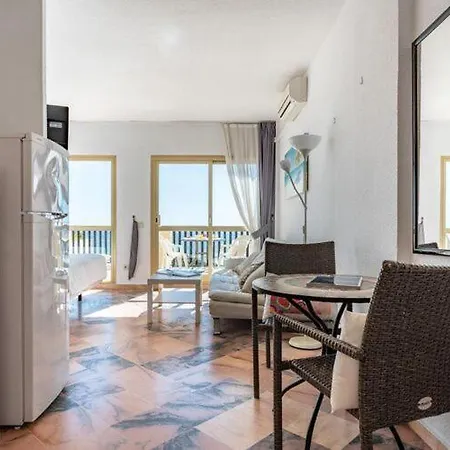 Charming Apartment For Coastal Adventures *